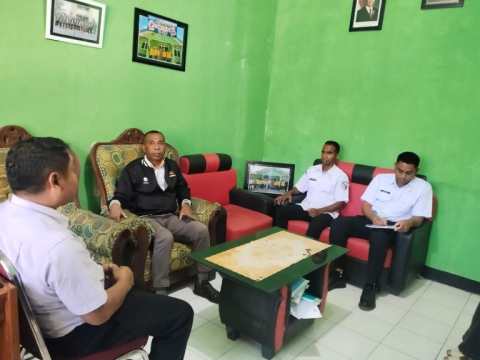 Koordinator Divisi Hukum dan Penyelesaian Sengketa Bawaslu Kabupaten Kupang Jakaria Senin, S.Sos dan Staf saat Melakukan Konsolidasi Demokrasi dengan Aparat Desa di Desa Kuimasi