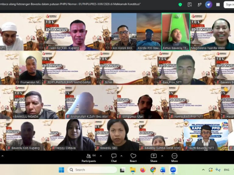 Tangkapan layar Koordinator Divisi Hukum dan Penyelesaian Sengketa (HPS) Bawaslu Kabupaten Kupang, Jakaria Senin, S.Sos., Kepala Sekretariat Abdul Asis, S.H., Kasubbag Hukum, Humas, Data dan Informasi Vryda Selan, S.H., serta staf saat mengikuti kegiatan Temu Obrol Santai Barisan Penyelesaian Sengketa (TOS BARISTA) Edisi Khusus
