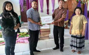 Bawaslu Kabupaten Kupang Salurkan Bantuan Kepada Korban Badai Siklon Tropis Seroja