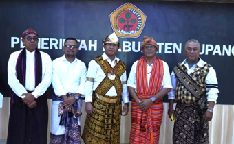 Ketua Bawaslu Kabupaten Kupang Hadiri Upacara HUT RI ke-80 di Oelamasi