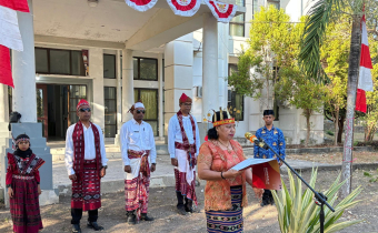 Maria Yulita Sarina Pimpin Upacara HUT RI ke-80 di Bawaslu Kabupaten Kupang