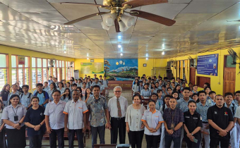 Antusias Siswa SMA Adven Nusra Warnai “Ruang Demokrasi Keliling: Katong Belajar, Katong Paham”