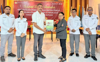 Anggota Bawaslu Kabupaten Kupang, Maria Yulita Sarina saat menerima Berita Acara Rekapitulasi Pemutakhiran Data Pemilih Berkelanjutan Triwulan IV dari KPU Kabupaten Kupang