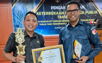 Anggota Bawaslu Kabupaten Kupang, Adam Horison Bao bersama staf saat menerima penghargaan kategori informatif dan Bawaslu Kabupaten terbaik.
