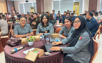 Kepala Sub Bagian Administrasi Apredal Zeryanti Tefu, S.ST, Bendahara Pengeluaran Amelia A. Runesi, S.IP, serta Staf Pengelola Keuangan Bawaslu Kabupaten Kupang saat mengikuti Sosialisasi dan Bimtek Penyelesaian Rekonsiliasi Eksternal, Penyusunan Laporan KEuangan, dan Laporan Pertanggungjawaban Bendahara Pengeluaran