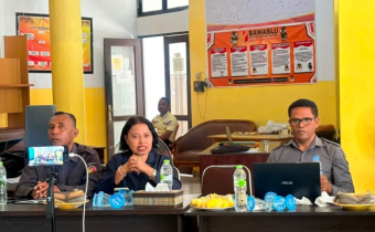 Anggota Bawaslu Kabupaten Kupang Jakaria Senin, S.Sos, Maria Y. Sarina, SE dan Adam Horizon Bao, S.H. saat pembukaan kegiatan Rapat Pengelolaan dan Pelayanan Data dan Informasi Publik