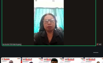 Hasil Tangkapan layar saat Koordinator Divisi Pencegahan, Partisipasi Masyarakat, dan Hubungan Masyarakat Bawaslu Kabupaten Kupang, Maria Y. Sarina, S.E., menyampaikan pengantar pada kegiatan Gemas Edisi V