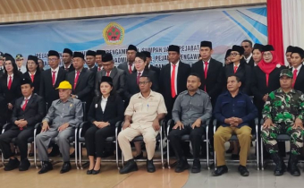 Ketua Bawaslu Kabupaten Kupang Marthoni Reo, S.H. saat mengadiri Pelantikan dan Pengukuhan Pejabat Pemerintah Kabupaten Kupang Tahun 2026