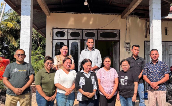 Jajaran Bawaslu Kabupaten Kupang bersama Bengkel APPEK NTT berfoto bersama usai pelaksanaan kegiatan Konsolidasi Demokrasi di Kabupaten Kupang.