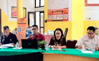 Jajaran Pimpinanan Bawaslu Kabupaten Kupang saat mengikuti rapat daring Program Bawaslu Membelajarkan dan Pembahasan Indikator Kinerja Utama (IKU) yang diselenggarakan oleh Bawaslu Provinsi Nusa Tenggara Timur.