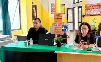 Koordinator Divisi Pencegahan, Partisipasi Masyarakat dan Hubungan Masyarakat (P2H) Bawaslu Kabupaten Kupang Maria Yulita Sarina,S.E. dan Kasubbag Pengawasan Kurniawan Pakpahan, S.T. saat mengikuti zoom Rapat Evaluasi Pencegahan, Partisipasi Masyarakat, dan Pengawasan Pemutakhiran Data Pemilih Berkelanjutan (PDPB) Semester I Tahun 2026.
