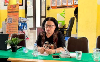 Koordinator Divisi Pencegahan, Partisipasi Masyarakat, dan Hubungan Masyarakat Bawaslu Kabupaten Kupang Maria Yulita Sarina, S.E. saat menyampaikan masukan strategis dalam Rapat Evaluasi Pencegahan, Partisipasi Masyarakat, dan Pengawasan Pemutakhiran Daftar Pemilih Berkelanjutan (PDPB) Semester I Tahun 2026 yang diselenggarakan secara daring melalui Zoom Meeting pada Senin (6/8/2026).