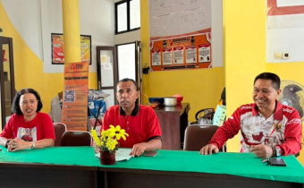 Pimpinan Bawaslu Kabupaten Kupang saat membuka kegiatan Rapat Pengelolaan Layanan Hukum di aula Kantor Bawaslu Kabupaten Kupang