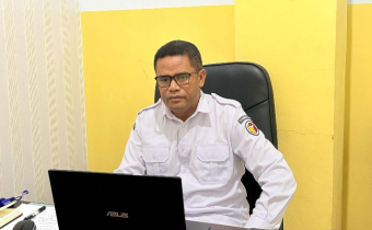 Koordinator Divisi Penanganan Pelanggaran dan Data Informasi Bawaslu Kabupaten Kupang Adam Horison Bao, S.H. saat mengikuti kegiatan  Mingguan Penanganan Pelanggaran (MINGGAR) Edisi XIII secara daring