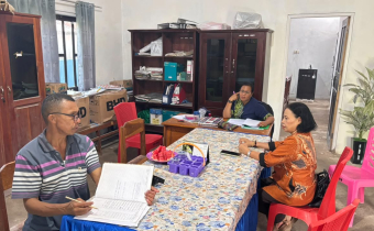 Koordinator Divisi P2H Bawaslu Kabupaten Kuoang Maria Yulita Sarina, S.E bersama Pemerintah Desa saat melakukan Konsolidasi Demokrasi dan Uji Petik di Desa Baumata