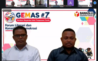 Ketua Bawaslu Kabupaten Kupang Marthoni Reo, S.H. dan Koordinator Divisi Penanganan Pelanggaran dan Data Informasi Adam Horison Bo, S.H. saat menyampaikan pengantar pada kegiatan Gemas Edisi VII