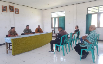 Koordinator Divisi SDMO dan Diklat Suhardin Anas, Kepala Subbagian Hukum, Humas Data Informasi Vrida Selan bersama staf serta Pemerintah Kelurahan Naibonat dihadiri oleh Lurah, Sekretaris dan jajaran saat melakukan Konsolidasi Demokrasi