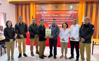 Ketua dan Anggota Bawaslu Kabupaten Kupang saat menerima Berita Acara Pleno Pemutakhiran Data Pemilih Berkelanjutan d KPU Kabupaten Kupang. 