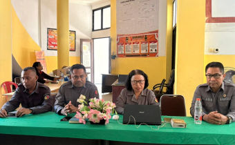 Jajaran Pimpinan Bawaslu Kabupaten Kupang saat memimpin rapat optimalisasi peran Tim Humas dalam pembuatan konten kehumasan