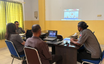 KoordinatorDivisi Hukum dan Penyelesaian Sengketa Bawaslu Kabupaten Kupang Jakaria Senin, S.Sos dan Plh Kasubag Penanganan Pelanggaran dan Penyelesaian Sengketa Angela G. Bupu, S.H serta staf Hukum dan Penyelesaian Sengketa saat mengikuti kegiatan TOS Bawaslu Edisi VII