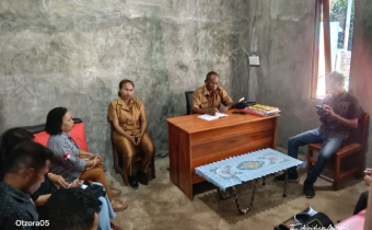 Koordinator Divisi Pencegahan Bawaslu Kabupaten Kupang Maria Yulita Sarina, S.E. dan staf Sekretariat bersama Pemerintah Desa Oeltua saat melakukan Konsolidasi Demokrasi