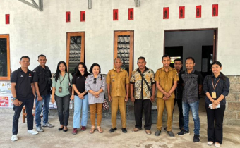 Foto bersama Koordinator Divisi P2H Maria Yulita Sarina, SE dan staf bersama Perangkat Desa Oeltua saat melakukan Konsolidasi Demokrasi