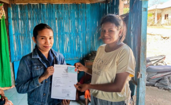 Staf Divisi Pencegahan, Parmas dan Humas Bawaslu Kabupaten Kupang Imelda Pong melakukan Uji Petik terhadap Pemutakhiran Data Pemilih Berkelanjutan (PDPB)