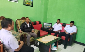 Koordinator Divisi Hukum dan Penyelesaian Sengketa Bawaslu Kabupaten Kupang Jakaria Senin, S.Sos dan Staf saat Melakukan Konsolidasi Demokrasi dengan Aparat Desa di Desa Kuimasi