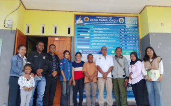 Tim Bawaslu Kabupaten Kupang dan Tim KPU Kabupaten Kupang foto bersama Pemerintah Desa Camplong II saat melakukan Pencocokan dan Penelitian (Coklit) Terbatas