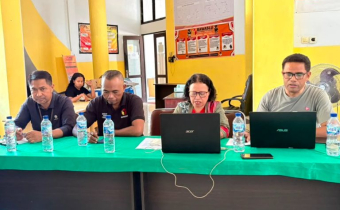 Anggota Bawaslu Kabupaten Kupang Adam Horison Bao, S.H, Maria Yulita Sarina, S.E, Suhardin Anas, S.Pd.I dan Kepala Sekretariat Abdul Asis, S.H. saat memimpin Rapat Pengawasan Pendataan Daftar Pemilih Tetap Berkelanjutan (PDPTB)