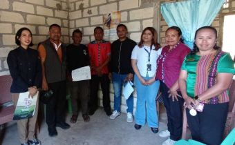 Ketua Bawaslu Kabupaten Kupang Marthoni Reo, S.H. bersama staf saat melakukan Pengawasan Pencocokkan dan Penelitian Terbatas (Coktas) terhadap pemutakhiran data pemilih berkelanjutan yang dilaksanakan KPU Kabupaten Kupang di Kecamatan Amarasi
