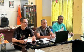 Koordinator Divisi Hukum dan Penyelesaian Sengketa Bawaslu Kabupaten Kupang Jakaria Senin, S.Sos beserta staf saat mengikuti Rapat Sosialisasi Produk Hukum Kepemiluan