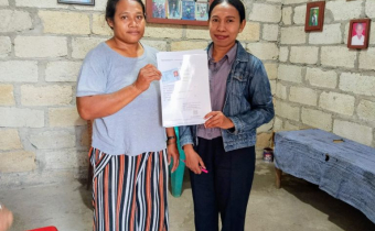 Staf Divisi P2H Bawaslu Kabupaten Kupang Imelda Bendelina Pong, S.Pd. saat melakukan uji petik Pemutakhiran Data Pemilih Berkelanjutan di Kelurahan Naibonat, Kecamatan Kupang Timur.