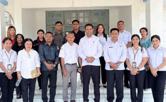 Pimpinan Bawaslu Kabupaten Kupang bersama staf Sekretariat Dan mahasiswa Making Undana foto bersama Pihak Sekolah SMK Never 1 Kabupaten Kupang saat melakukan kegiatan Bawaslu Goes to School 