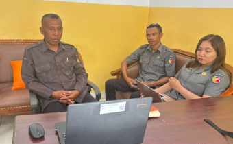 Koordinator Divisi Hukum dan Penyelesaian Sengketa (HPS), Jakaria Senin, S.Sos., Plh. Kepala Subbagian Angela G. Bupu, S.H., serta staf Iwan G.Passu, S.H. saat mengikuti Diskusi Online Temu Obrol Santai Barisan Penyelesaian Sengketa (TOS BARISTA) Tema VIII secara daring.