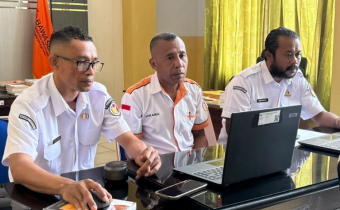 Koordinator Divisi Hukum dan Penyelesaian Sengketa (HPS), Jakaria Senin, S.Sos. serta staf saat mengikuti Rapat Evaluasi Pengelolaan Jaringan Dokumentasi dan Informasi Hukum (JDIH) Triwulan III Tahun 2026 secara daring.
