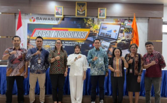 Koordinator Divisi Penanganan Pelanggaran dan Data Informasi (P2H) Maria Yulita Sarina, S.E. saat mengikuti Rapat Koordinasi Pengelolaan Kehumasan, Peliputan, Dokumentasi, dan Informasi Publik di Bawaslu Provinsi Nusa Tenggara Timur