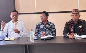Koordinator Divisi PP Datin Bawaslu Kabupaten Kupang Adam Horizon Bao, S.H. bersama Ketua KI Provinsi NTT Drs. Germanus S.Attawuwur dan Wakil Ketua Agustinus L. B. Baja, S.Sos. saat melakukan review pengelolaan data dan informasi serta pengisian Self Assessment Questionnaire (SAQ).