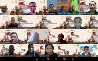 Tangkapan layar Koordinator Divisi Hukum dan Penyelesaian Sengketa (HPS) Bawaslu Kabupaten Kupang, Jakaria Senin, S.Sos., Kepala Sekretariat Abdul Asis, S.H., Kasubbag Hukum, Humas, Data dan Informasi Vryda Selan, S.H., serta staf saat mengikuti kegiatan Temu Obrol Santai Barisan Penyelesaian Sengketa (TOS BARISTA) Edisi Khusus